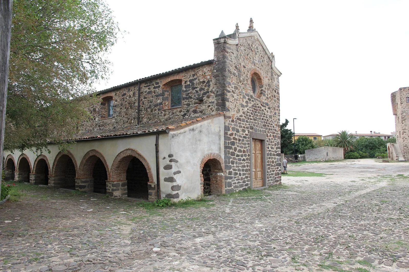 La chiesa di Sant'Antonio Abate a Orosei con il porticato delle cumbessias e il cortile acciottolato